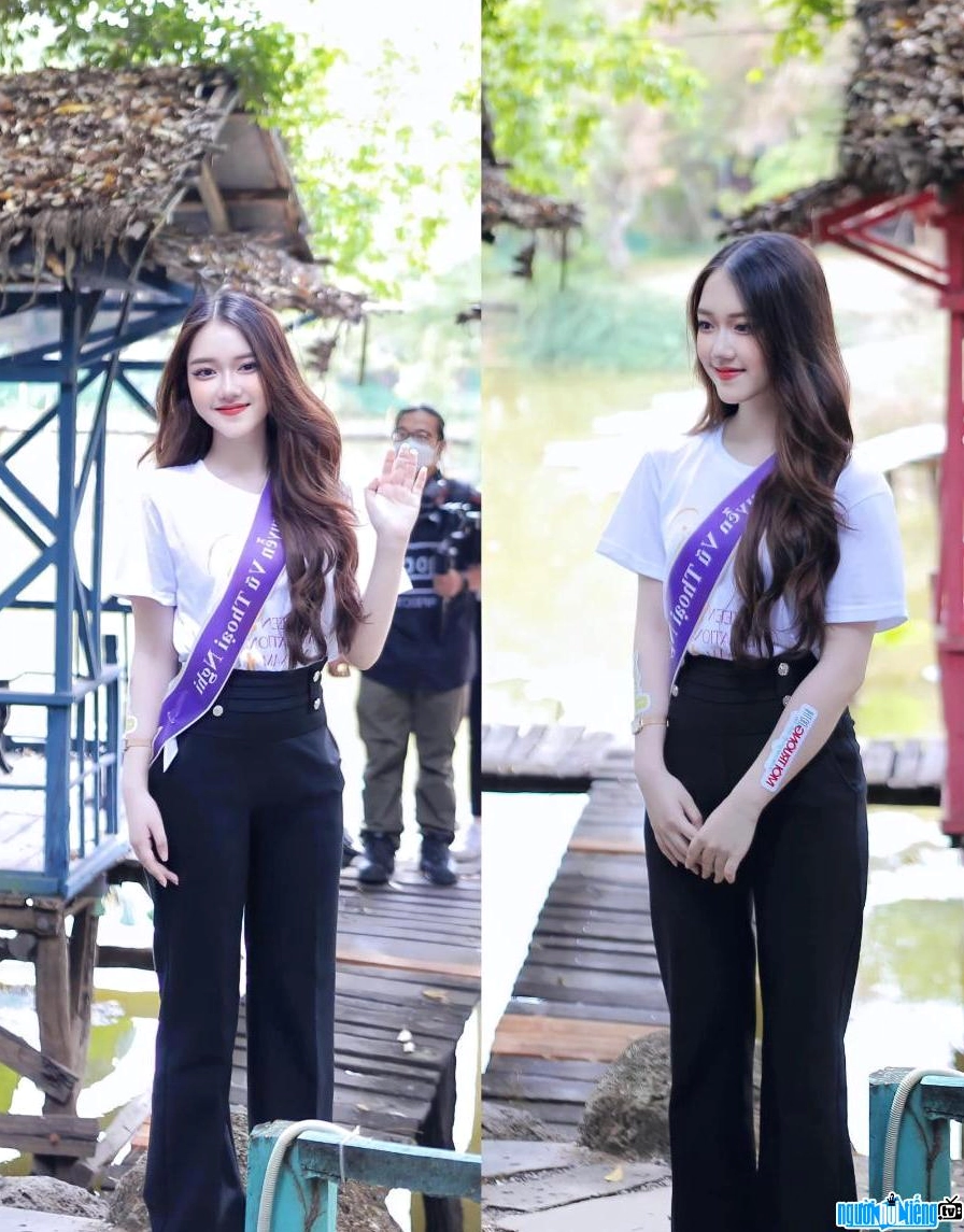 Thoại Nghi biểu diễn trên sân khấu.