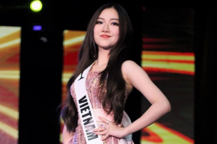 Thoại Nghi tại cuộc thi Miss Teen Universe 2022.