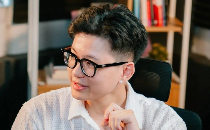 Thông Soái Ca là ai mà khiến công ty mời đi hát bị phạt? - Ảnh 4.