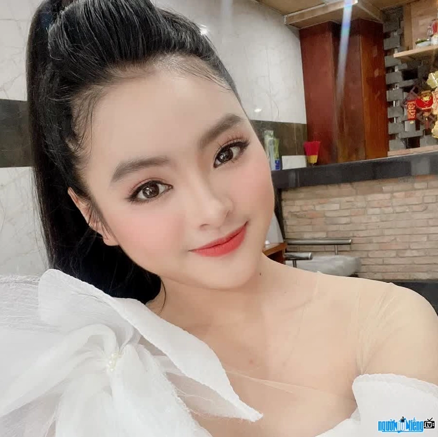 Thu Hường Bolero có ngoại hình xinh xắn