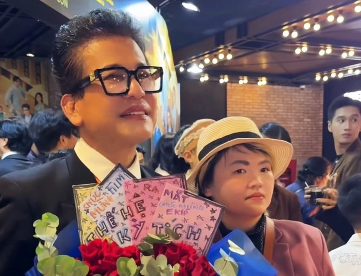 Thực hư MC Thanh Bạch bị ngó lơ, phải xếp hàng dài ở thảm đỏ?