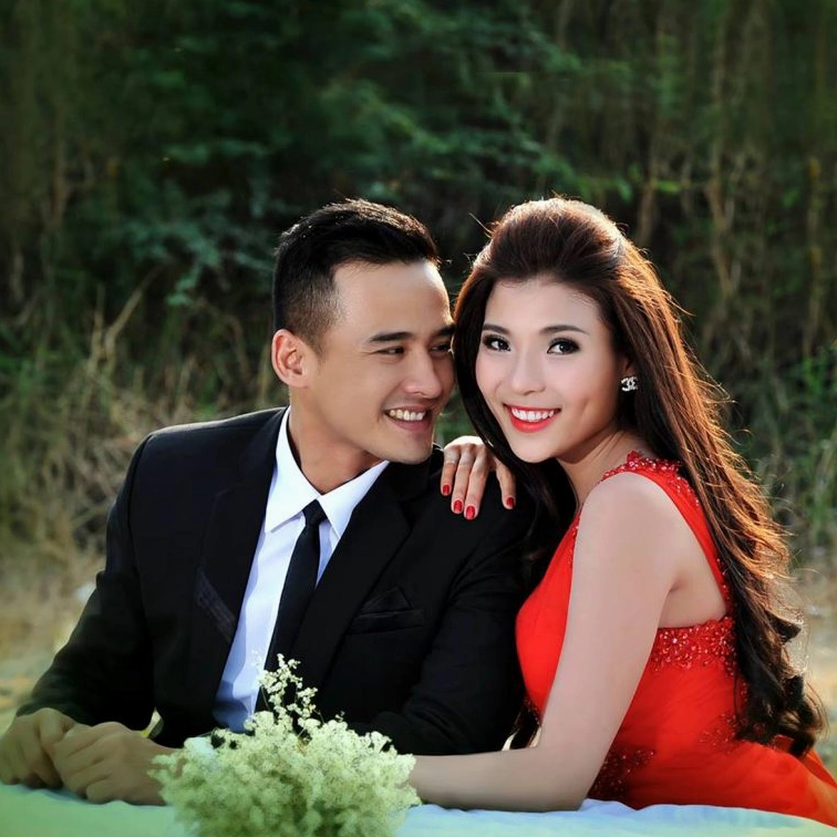 Thúy Diễm khoe dáng trong bộ trang phục quyến rũ.