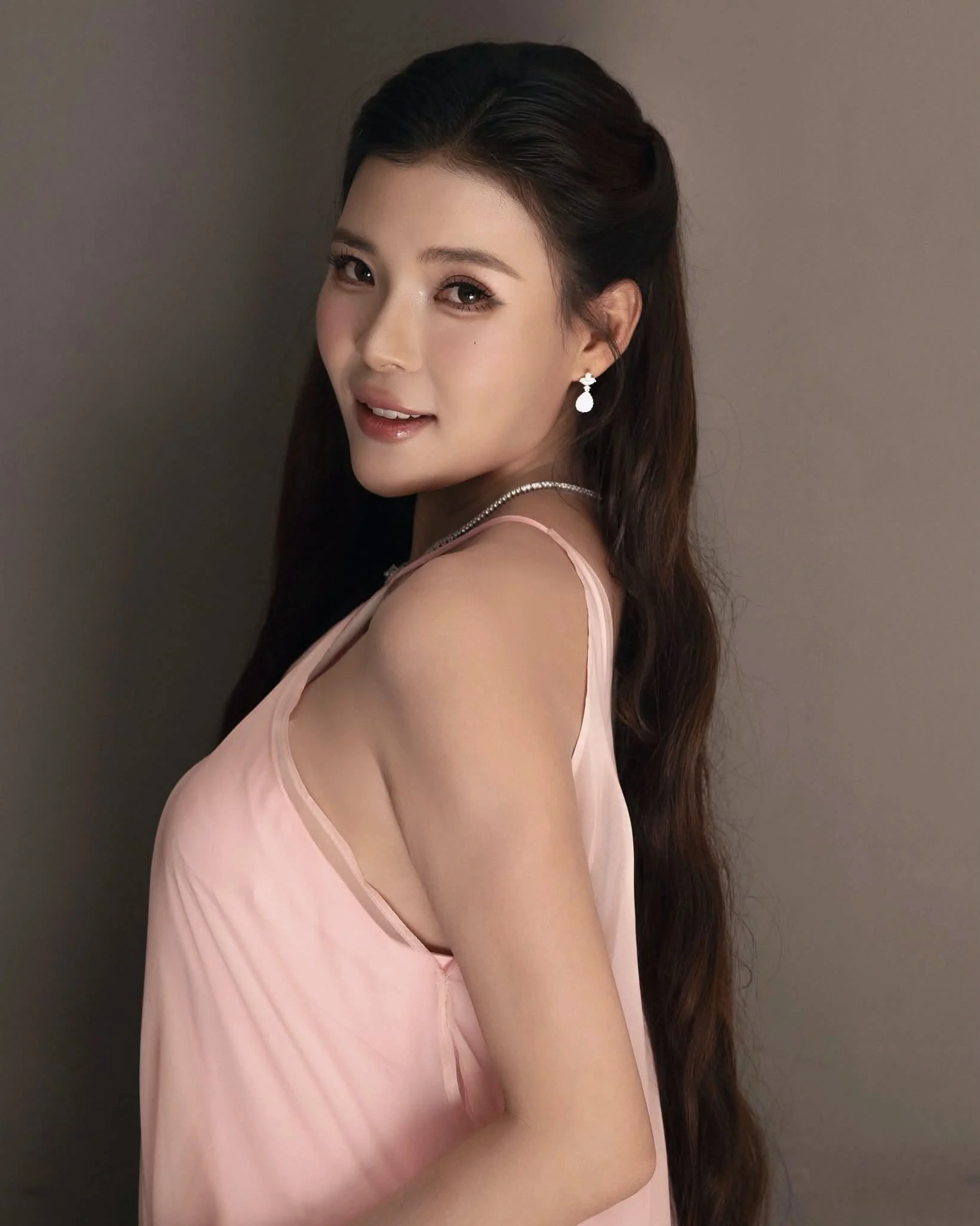 Thúy Diễm trong trang phục đời thường.