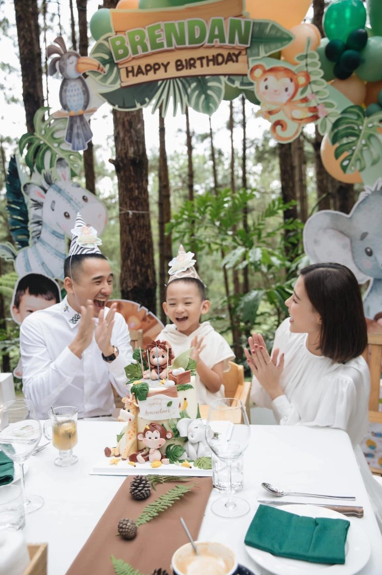 Thúy Diễm và Lương Thế Thành hạnh phúc bên nhau.