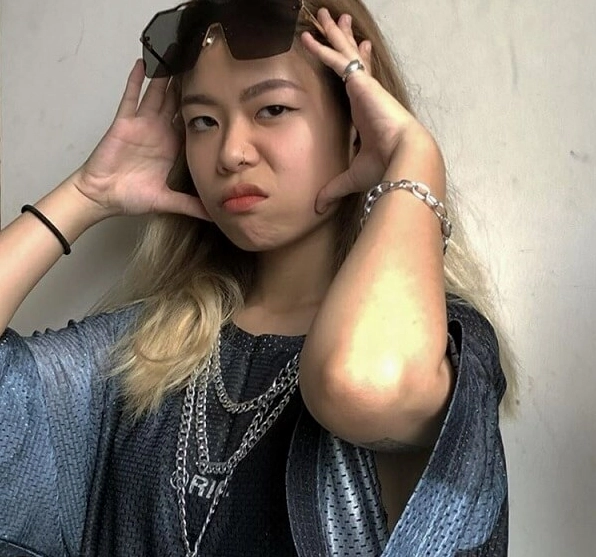 Tlinh khoe vẻ ngoài xinh đẹp ngoài đời thường