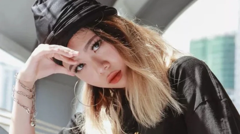Tlinh trong một sự kiện âm nhạc