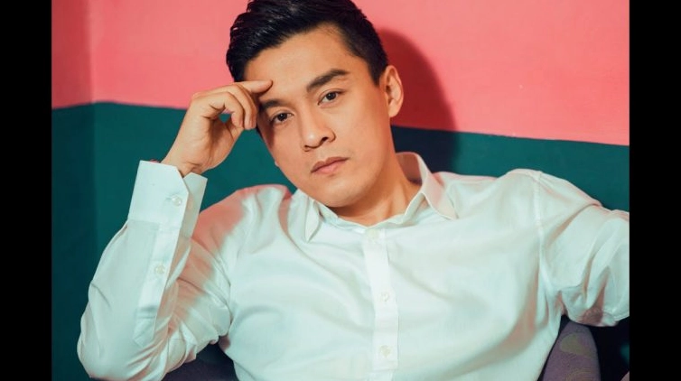 Tố My biểu diễn trên sân khấu
