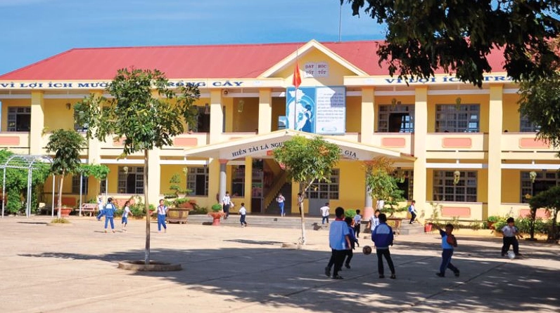 Toàn cảnh sân trường và dãy lớp học cũ kĩ