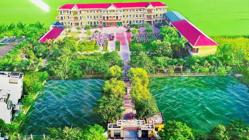 Tổng thể kiến trúc trường học hiện đại với sân và cây xanh