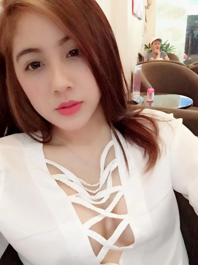 Trân Mèo trong một khoảnh khắc đời thường thanh lịch.