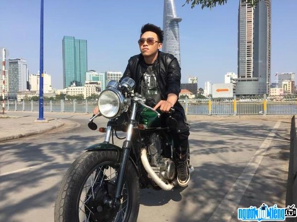 Trịnh Đình Quang performing