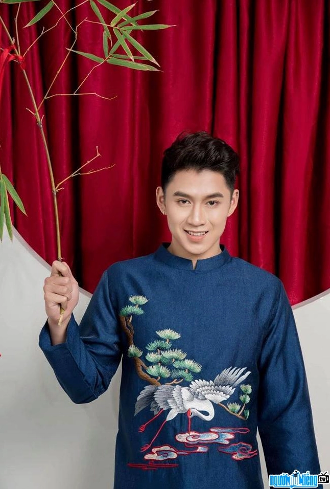 Vẻ ngoài điển trai của hot boy Trung Kê