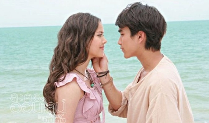 Yaya Urassaya với nụ cười tươi tắn