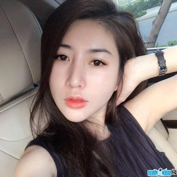 Amanda Baby bên chiếc xe hơi đắt tiền