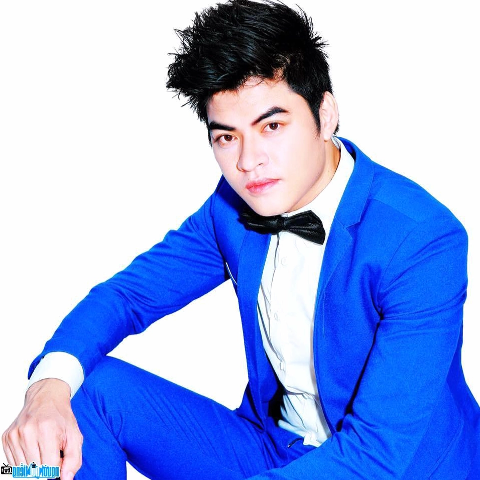 Ảnh chân dung ca sĩ Lưu Hưng