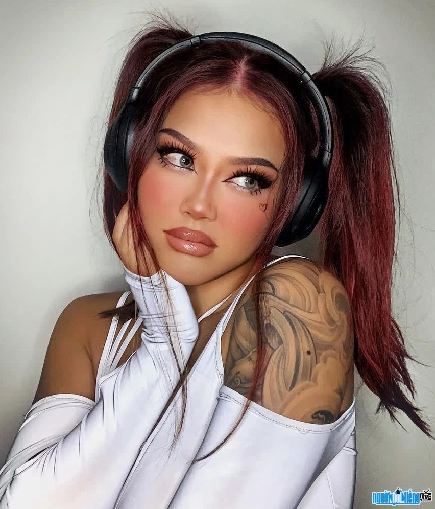 Ảnh chân dung của Abg Tina
