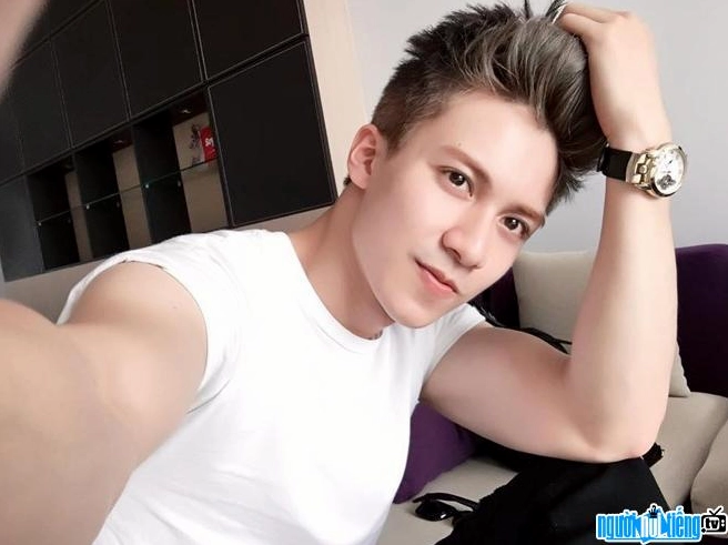 Ảnh của Dũng Bino trong trang phục trẻ trung