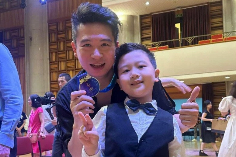 Anh Đức bộc lộ tiềm năng âm nhạc giống bố từ sớm.
