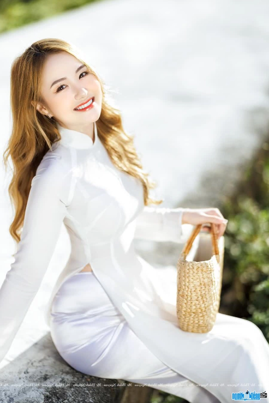 Anh Thư xinh đẹp dịu dàng trong tà áo dài
