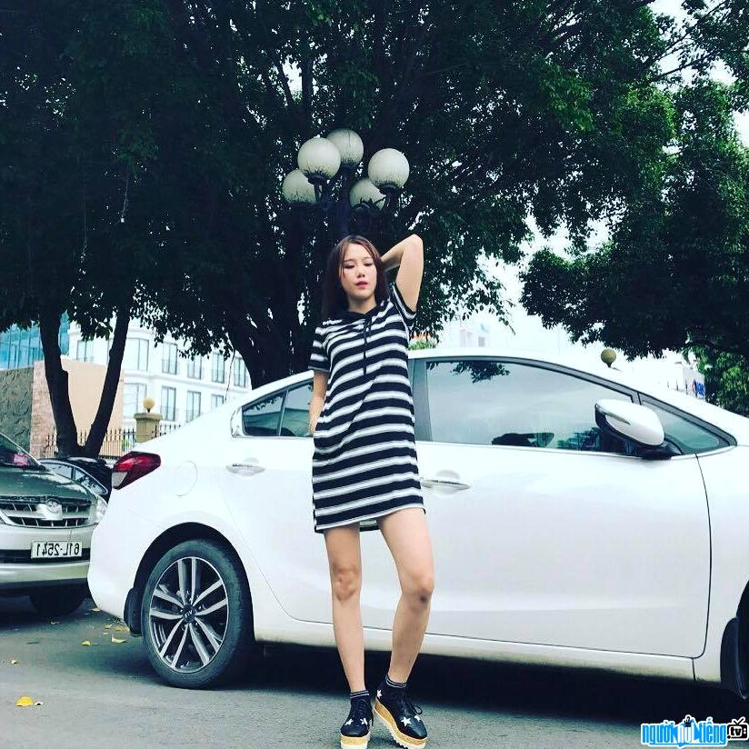 Bức ảnh diễn viên Suri Kim tạo dáng bên xế hộp