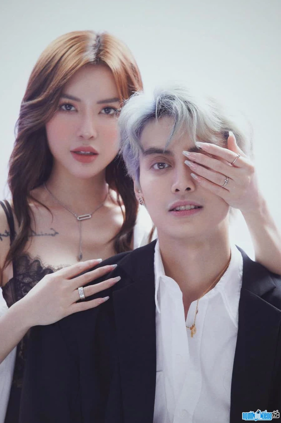 Bức ảnh doanh nhân Lucie Nguyễn và bạn trai kém 9 tuổi.