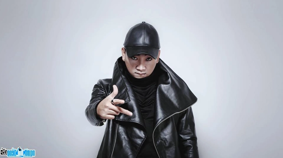 Ca sĩ T-akayz đầy cá tính