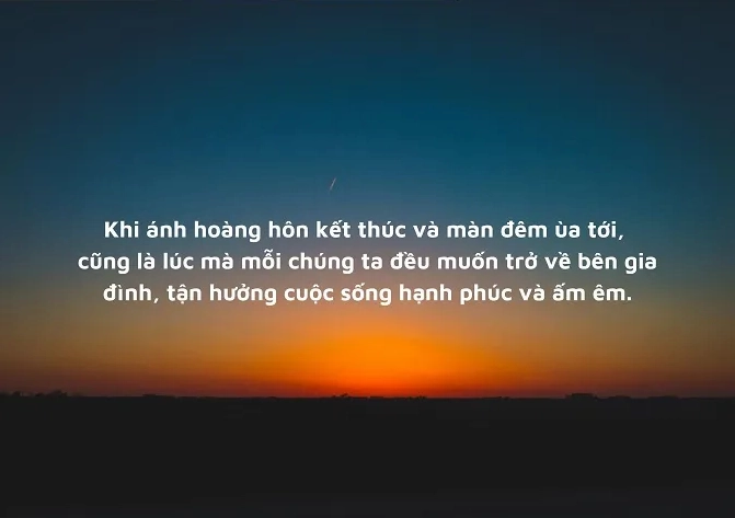 Cảnh hoàng hôn rực rỡ trên biển