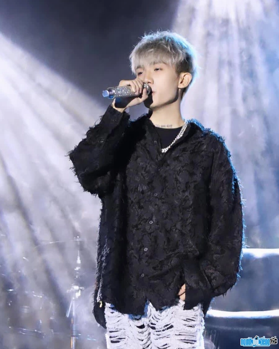 Coolkid được biết đến nhiều hơn qua ca khúc 'Sau cơn mưa' kết hợp cùng Quang Anh Rhyder