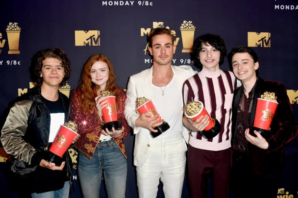 Dacre Montgomery cùng dàn diễn viên Stranger Things