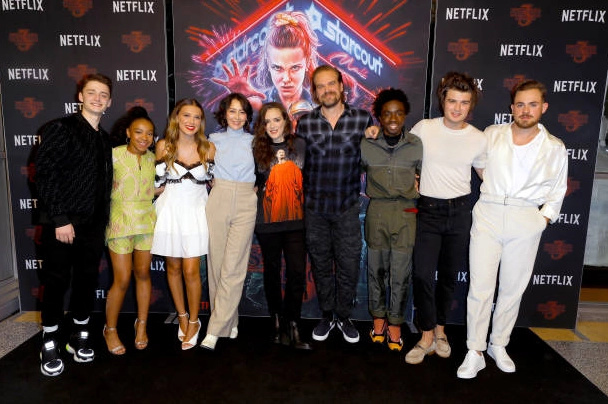 Dacre Montgomery cùng dàn sao Stranger Things