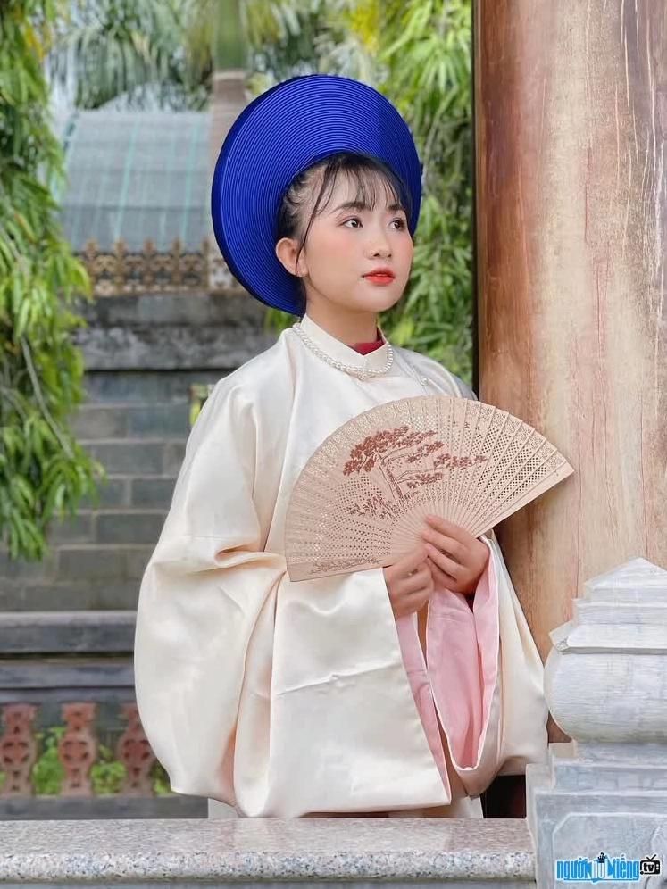 Diệu Kiên xinh đẹp trong tà áo dài truyền thống