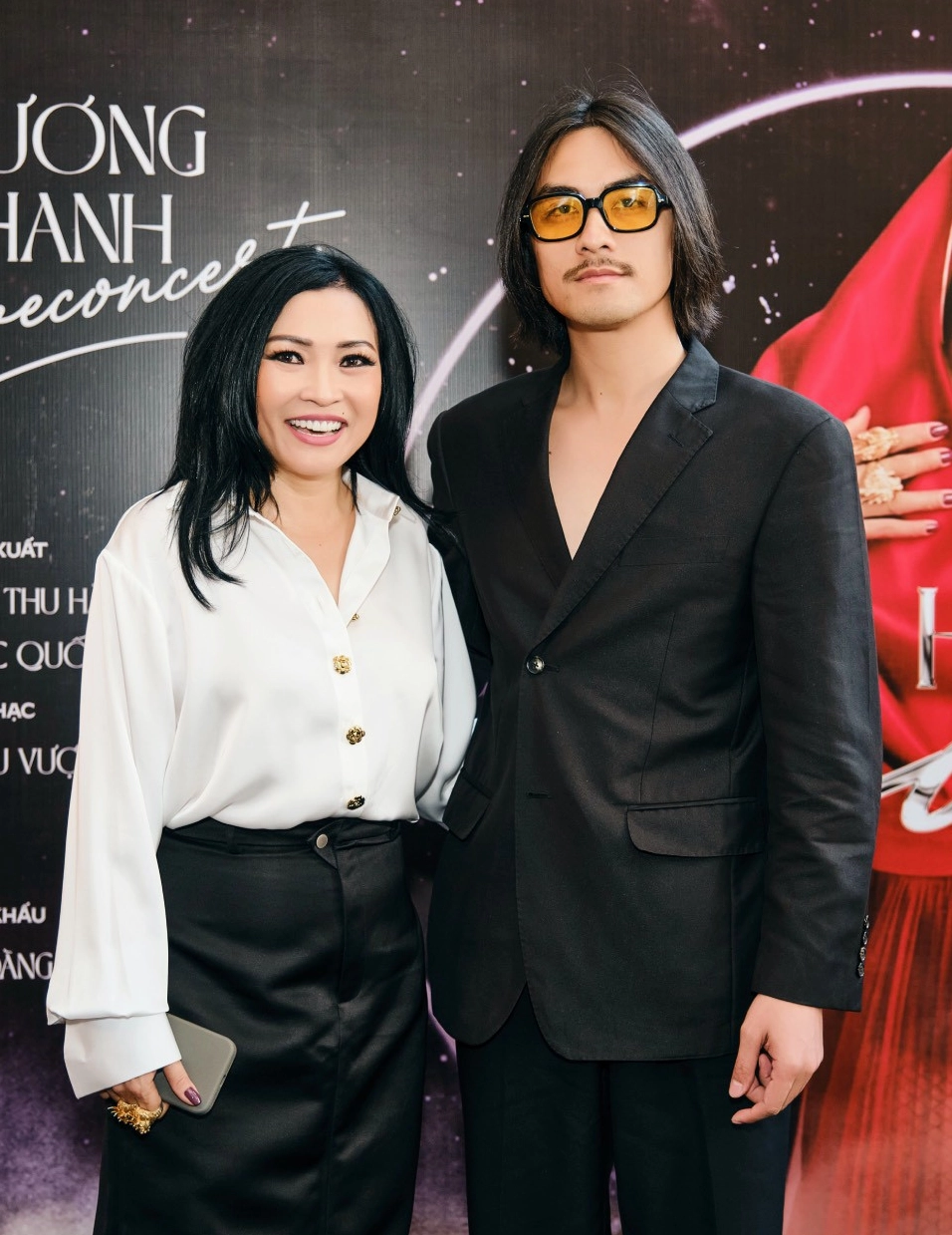 Doãn Chí Kiên đến chúc mừng Phương Thanh.