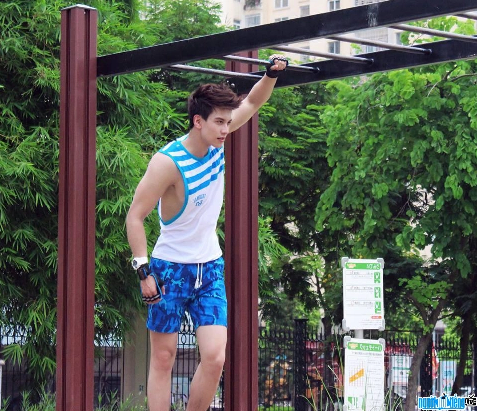 Dũng Bino khoe thân hình săn chắc