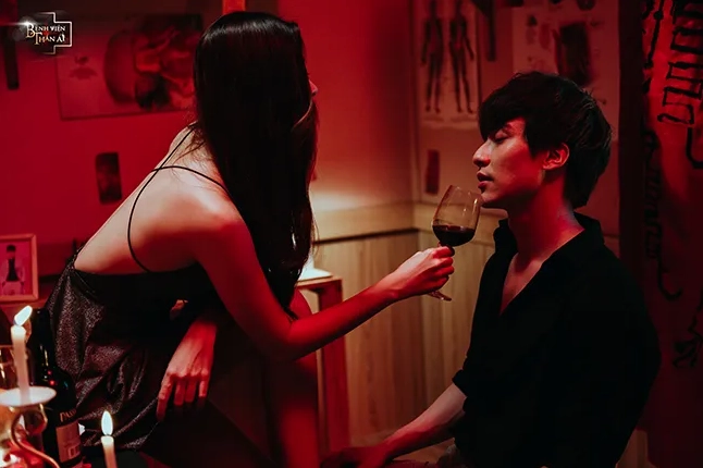 Dũng Bino tạo dáng trước ống kính