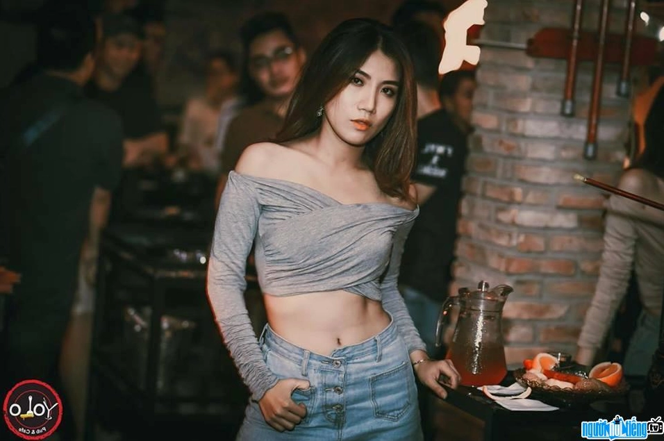 Dương Yến Nhi khoe eo thon