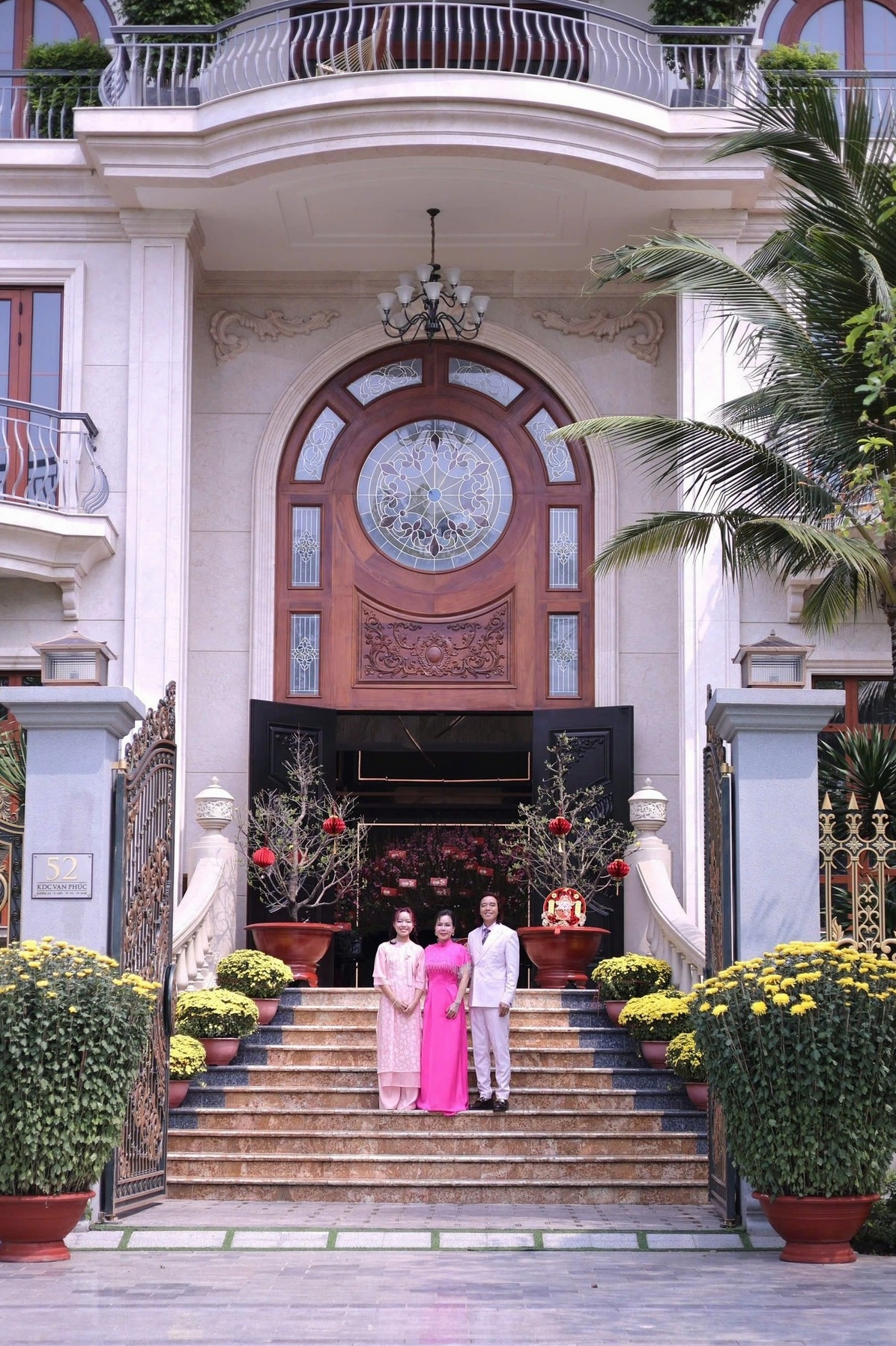 Gia đình nghệ sĩ Việt Hương