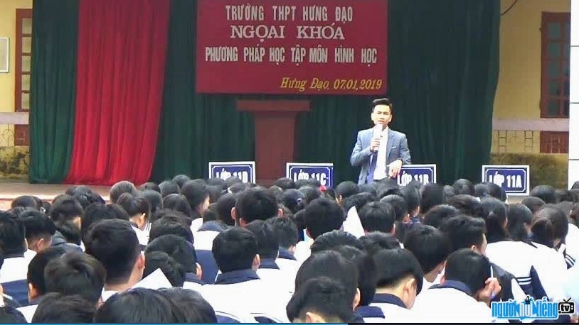 Giáo viên Phạm Hữu Giang trong một buổi dạy ngoại khóa