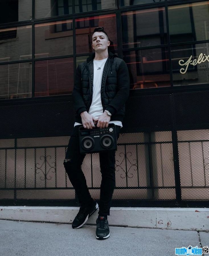 Hình ảnh chân dung của Ethan Kelly