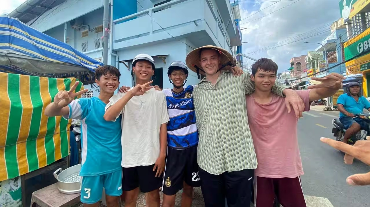 Hình ảnh Ethan Kelly trong một bối cảnh quay