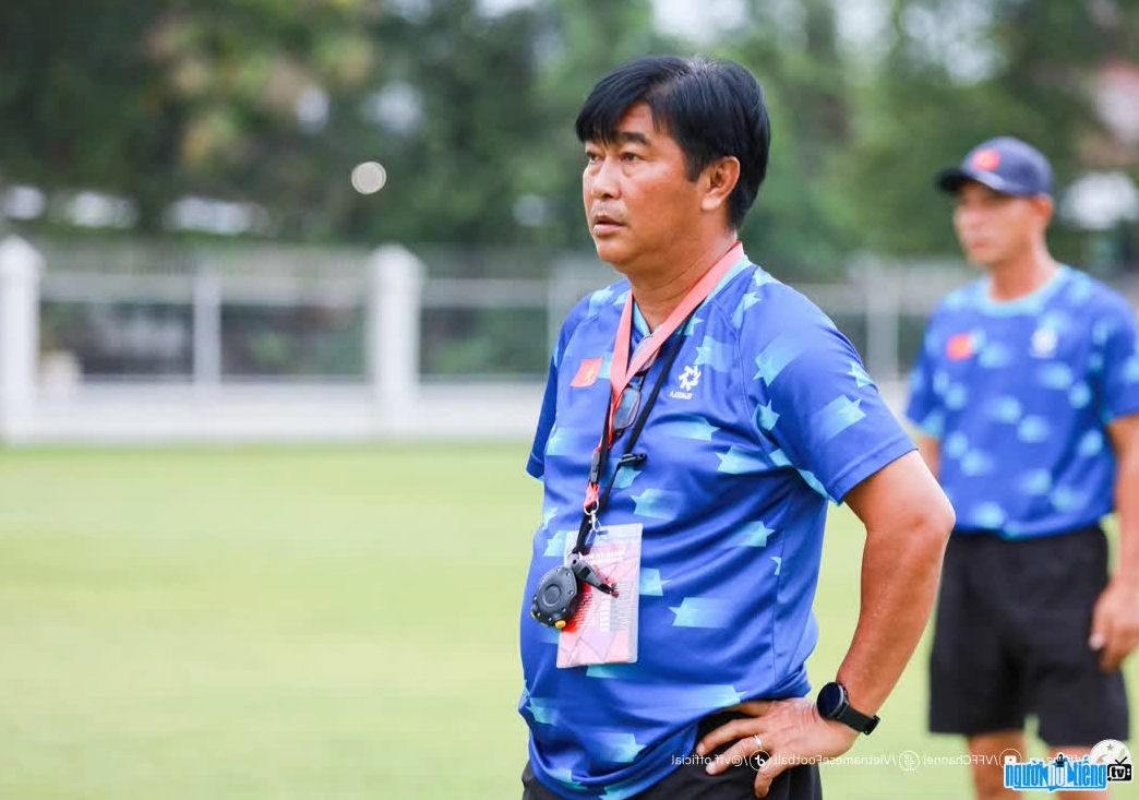 Hình ảnh HLV Trần Minh Chiến luôn hết mình với các học trò