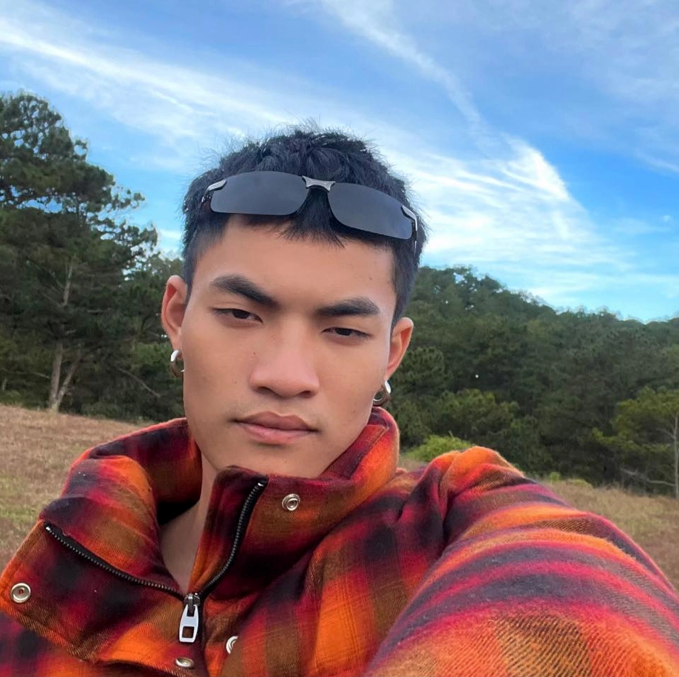 Hình ảnh một rapper trên sân khấu
