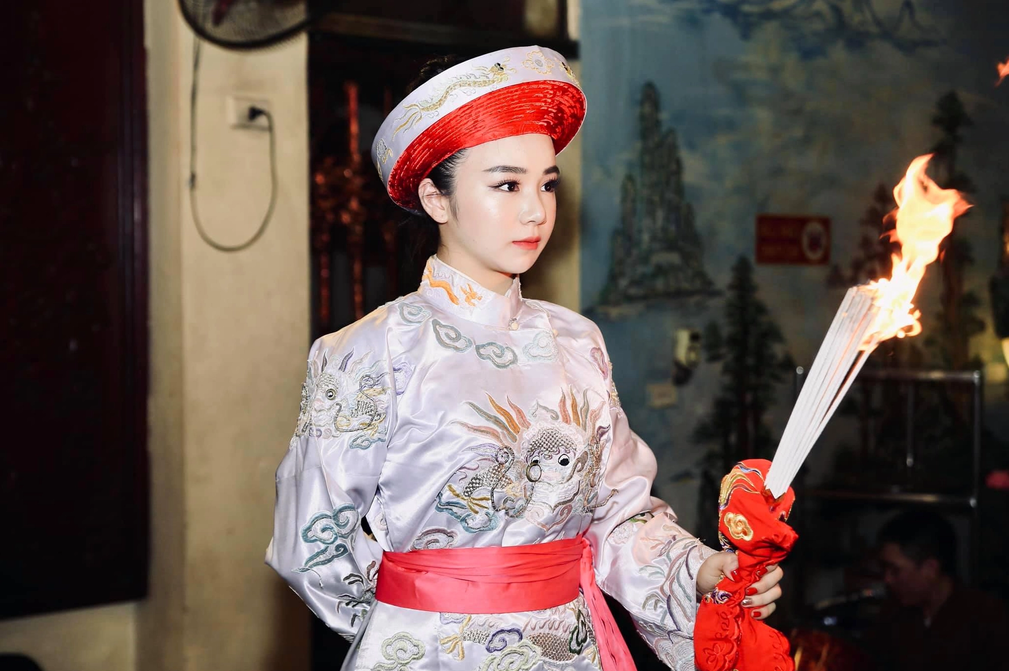 Hình ảnh Nhã Tiên trong vai trò cô đồng