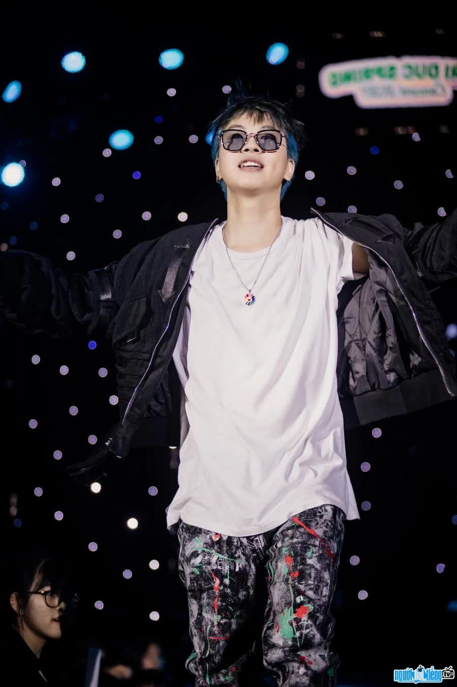 Hình ảnh rapper RTee trên sân khấu