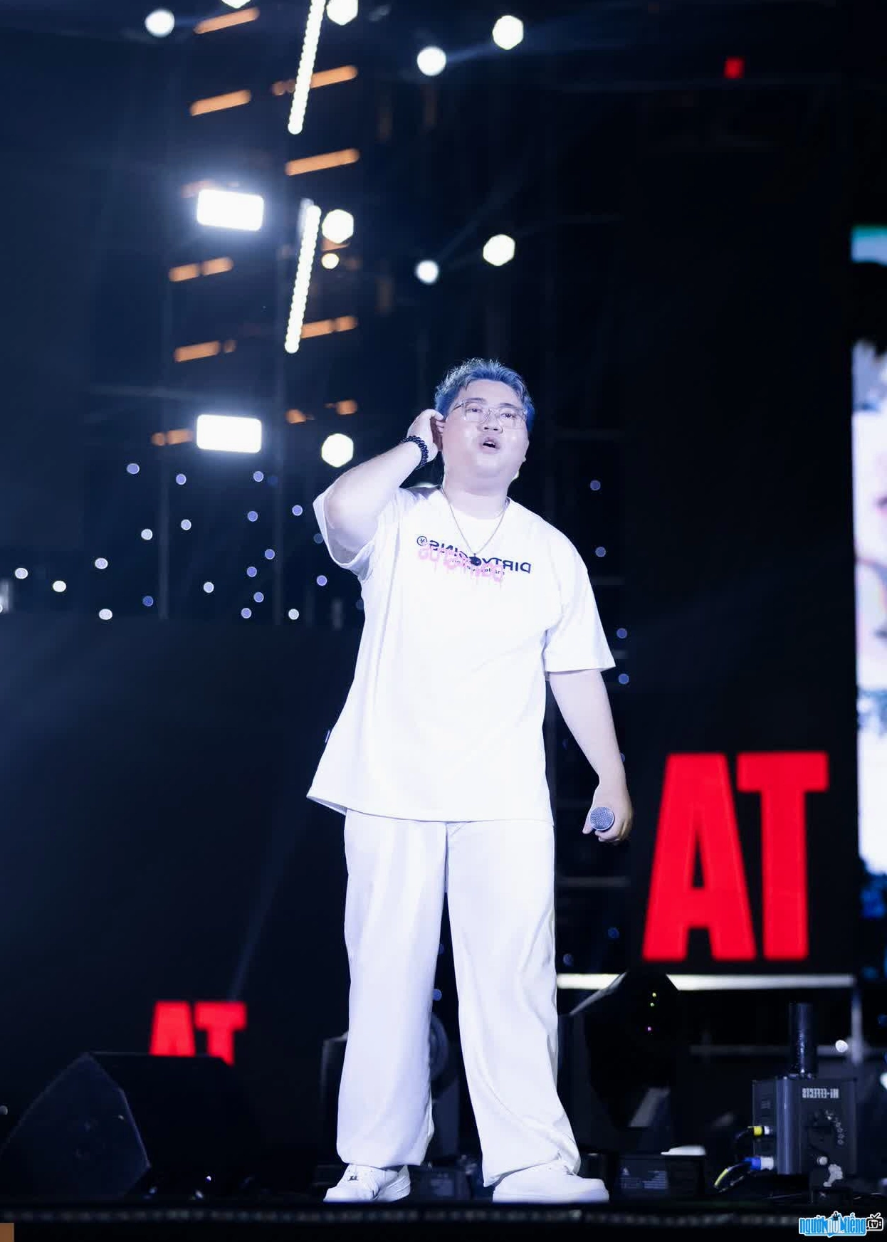 Hình ảnh rapper Tọi biểu diễn trên sân khấu lớn