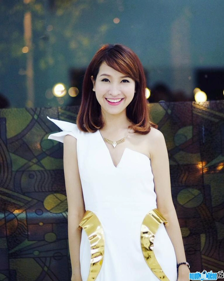 Hình ảnh VJ Trần Kim Nhã tỏa sáng trong bộ đồ trắng tinh khôi