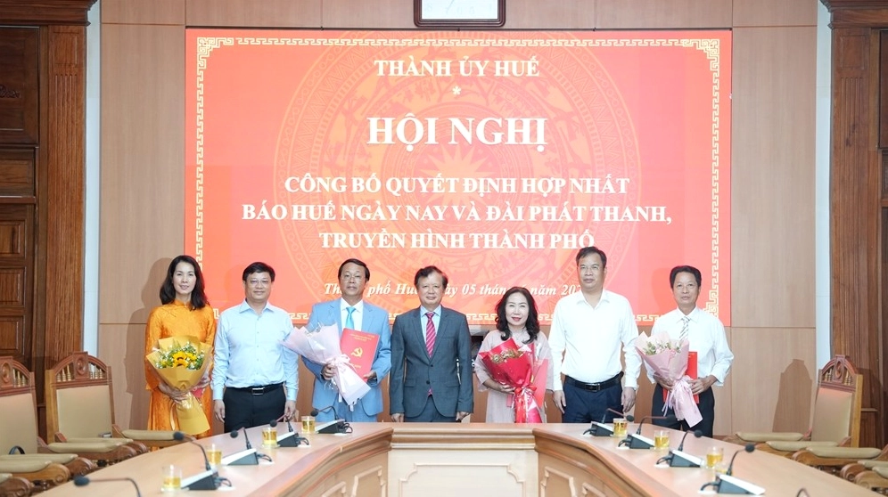 Hoàng Đăng Khoa và các đồng nghiệp