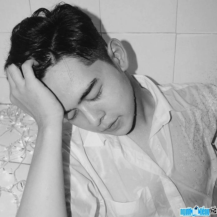 Hot boy Nguyễn Bá Vinh điển trai như diễn viên Hàn Quốc