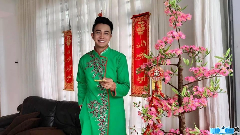 Lê Nguyên Bảo điển trai trong trang phục truyền thống