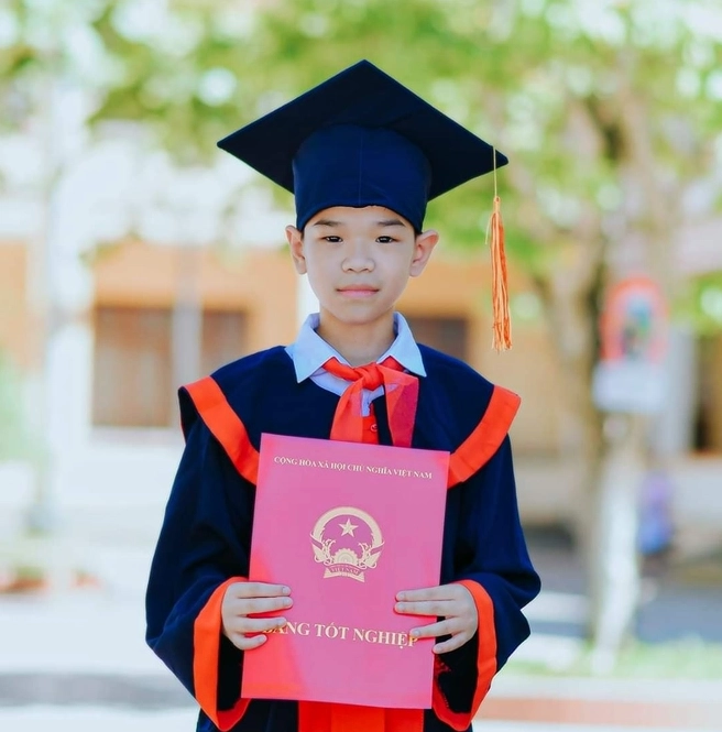 Ngỡ ngàng trước cậu nhóc 12 tuổi vượt mặt hàng loạt game thủ Liên Quân đứng top Thách Đấu, quan trọng là thành tích học tập cũng rất đáng nể!