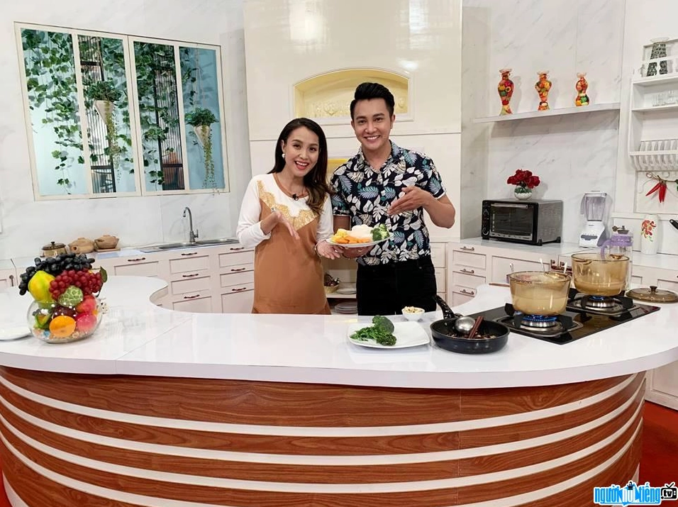 Nguyên Bảo dẫn chương trình Món ngon quê Việt